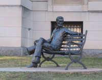 Бронзования статуя Авраама Линкольна на лужайке около старого здания окружного суда