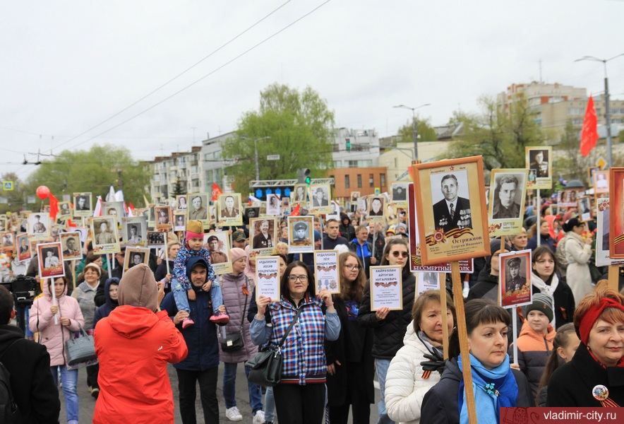 «Бессмертный полк» и митинг на площади Победы во Владимире собрали более 27 тысяч горожан
