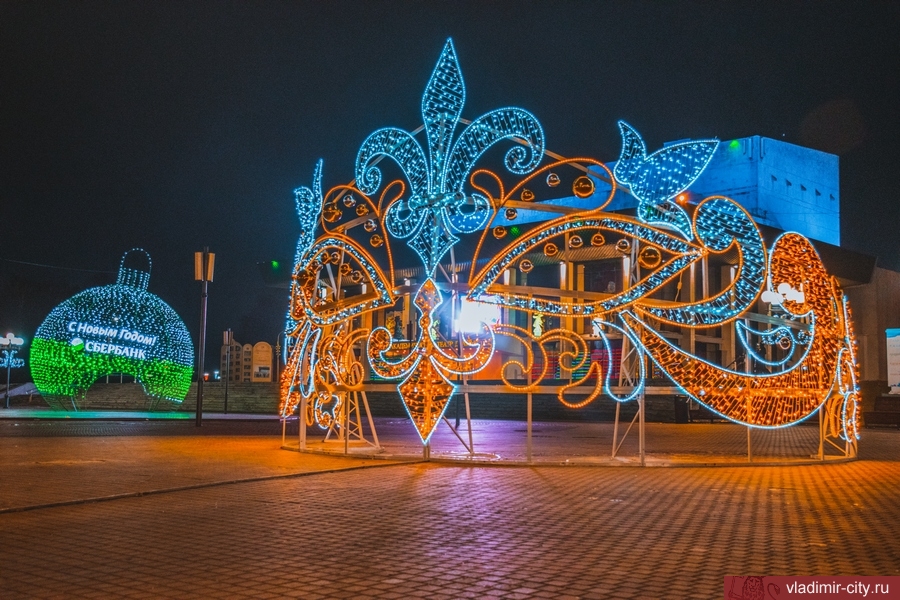Город Владимир украсили десятки объектов праздничной иллюминации