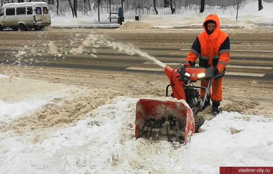 Улицы Владимира чистят от снега 44 единицы техники и 58 рабочих