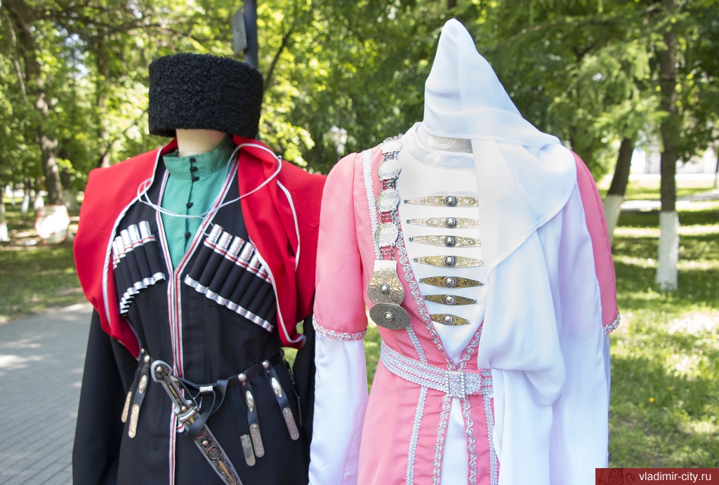 Национальные чеченские костюмы