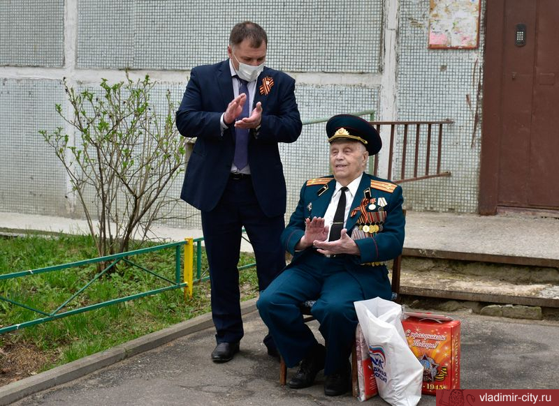 Концерты для ветеранов Великой Отечественной войны во владимирских дворах продолжаются