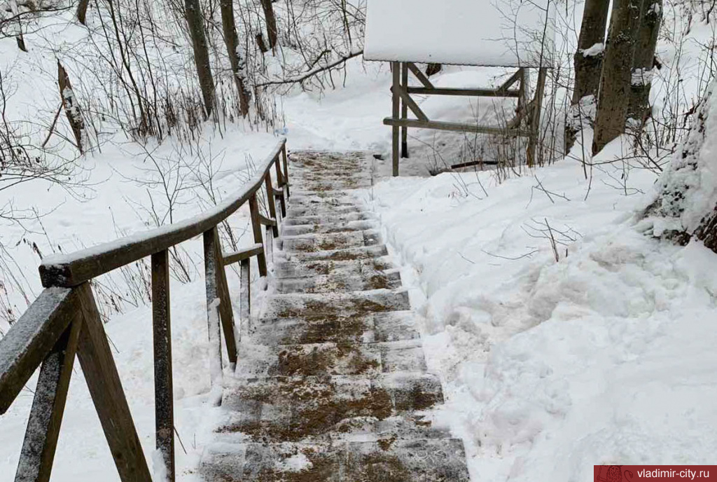 МКУ «Благоустройство» убирает снег с общественных пространств и вывозит порубочные остатки
