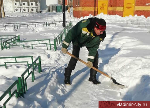 Коммунальщики Владимира ежедневно ремонтируют городские элементы благоустройства