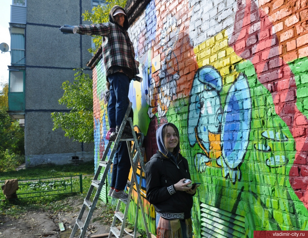 Городские пространства украшают молодые владимирские художники
