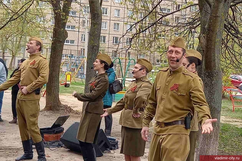 Артисты театра «Разгуляй» поздравляют ветеранов с Днем Победы