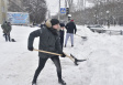 Сотрудники мэрии помогают коммунальщикам убирать снег с улиц Владимира