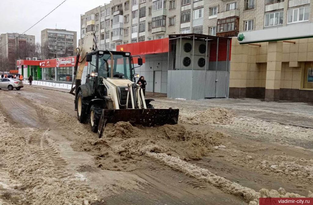 Улицы Владимира убирают 50 единиц техники и 72 рабочих ручной снегоуборки