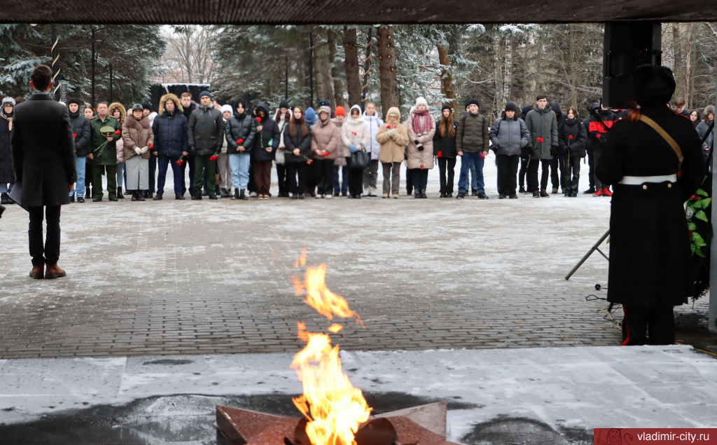 На Князь-Владимирском кладбище возложили цветы в честь Неизвестного солдата 