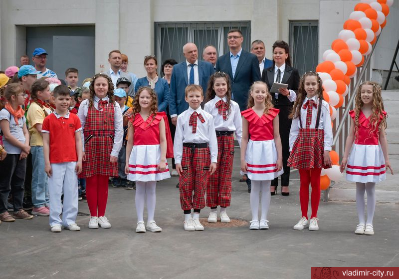 Александр Авдеев и Андрей Шохин поздравили детей с началом каникул в обновленном сквере у ДД(ю)Т