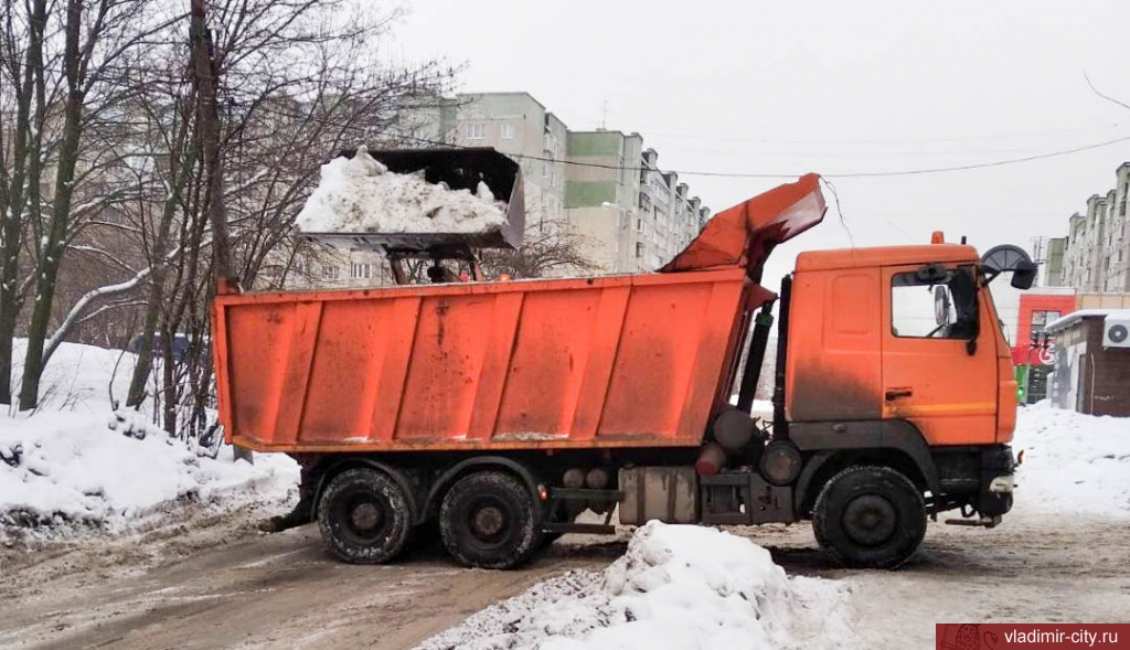 Коммунальные службы Владимира продолжают зимнюю уборку города и локальный ремонт дорог