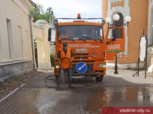 Ежедневную уборку Владимира выполняют 32 единицы техники и 65 рабочих муниципального «ЦУГД»
