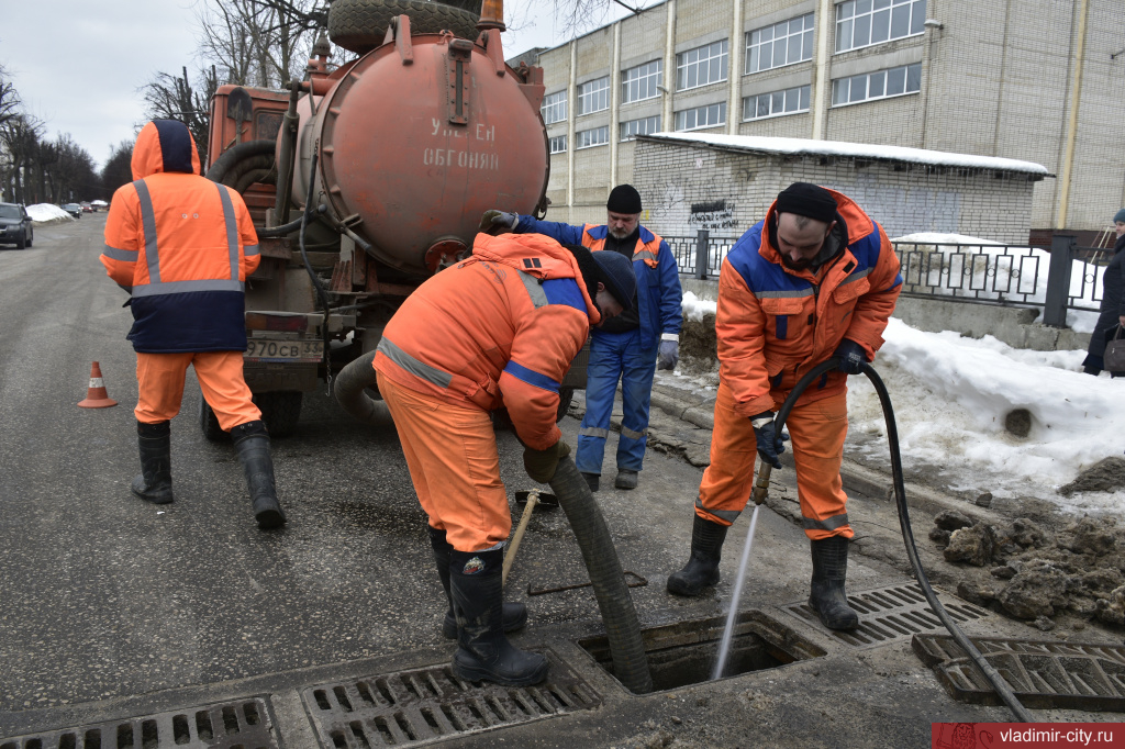 Во Владимире продолжается сезонная очистка городской ливневой канализации