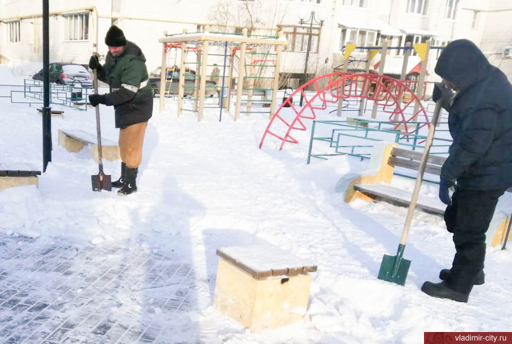 Продолжается уборка снега с городских общественных пространств