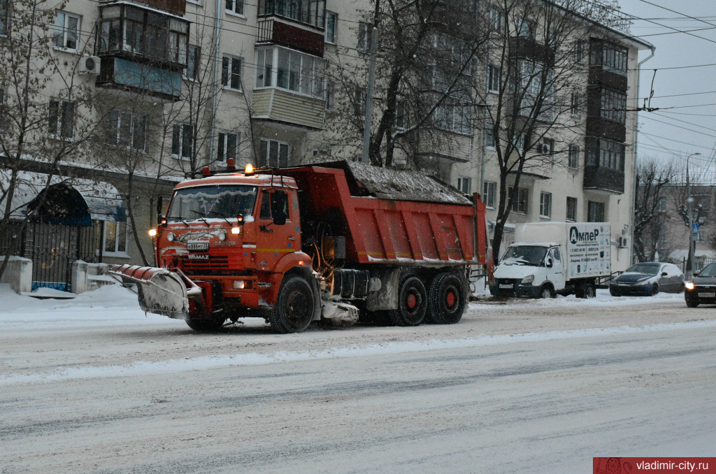 Снег во Владимире убирают 48 единиц техники и 72 рабочих ручной уборки