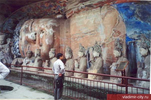Скульптура спящего Будды в Дацзу