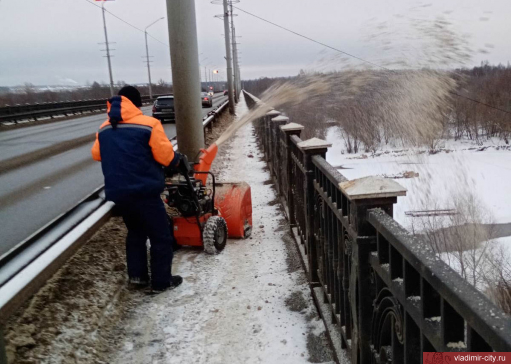 Снег во Владимире убирают  50 единиц техники и 69 рабочих ручной уборки