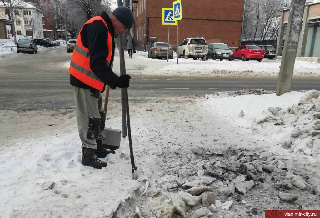 Снег в городе убирают 55 единиц техники и 69 рабочих ручной снегоуборки