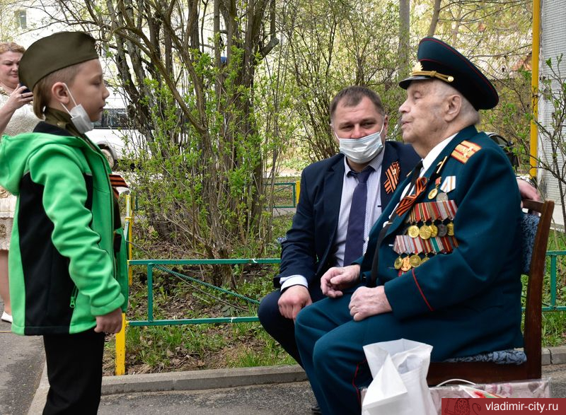 Концерты для ветеранов Великой Отечественной войны во владимирских дворах продолжаются