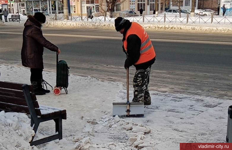 Коммунальщики Владимира убирают снег ежедневно и без выходных