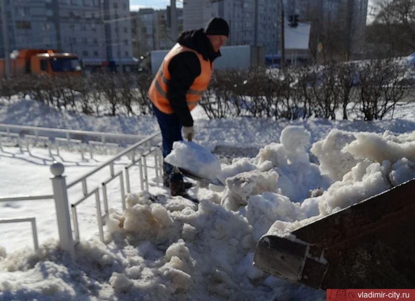 Коммунальщики Владимира приводят в порядок элементы дорожной инфраструктуры