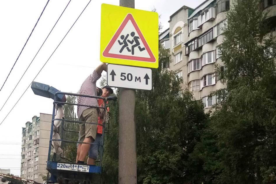 Во Владимире обновляют дорожные знаки и разметку вблизи учебных заведений