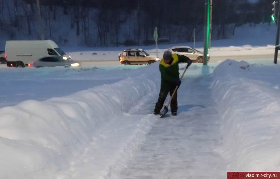 Рабочие и техника МКУ «Благоустройство» убирают общественные пространства Владимира от снега