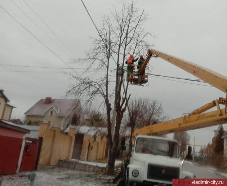 Рабочие МКУ «Благоустройство» очищают от снега и наледи общественные пространства Владимира