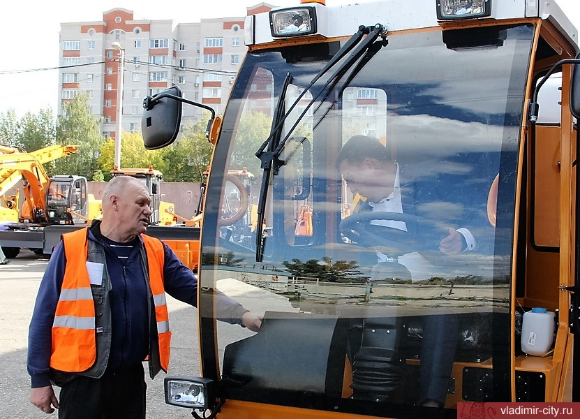 Дмитрий Наумов оценил новую коммунальную технику, поступающую в «ЦУГД» Владимира