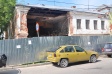 Ветхий дом огражден забором Ветхий дом огражден забором