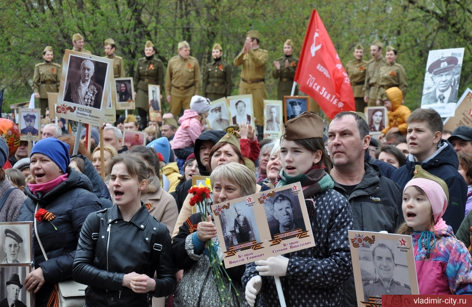 У мемориала на Князь-Владимирском кладбище почтили память героев Великой Отечественной войны