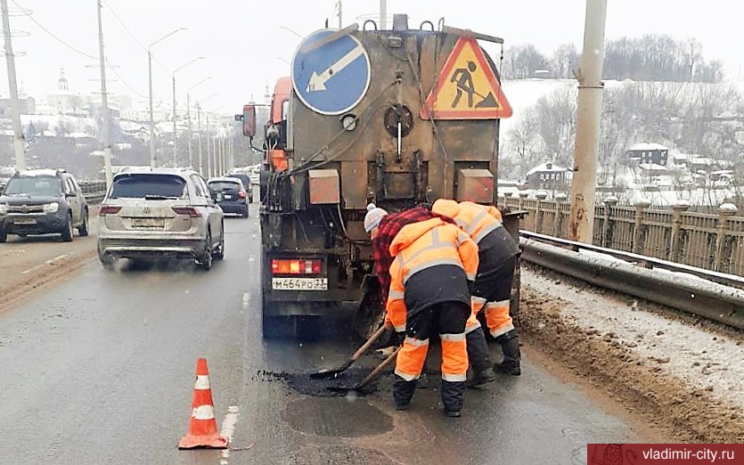 Во Владимире продолжается локальный ремонт дорог литым асфальтом