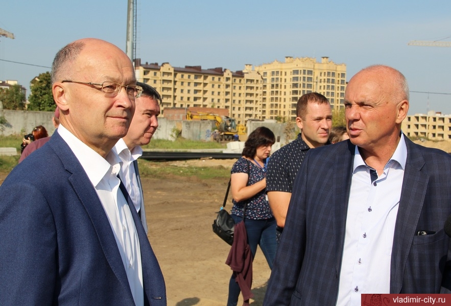 Андрей Шохин и Владимир Киселев вышли на стройплощадку школы в Коммунаре