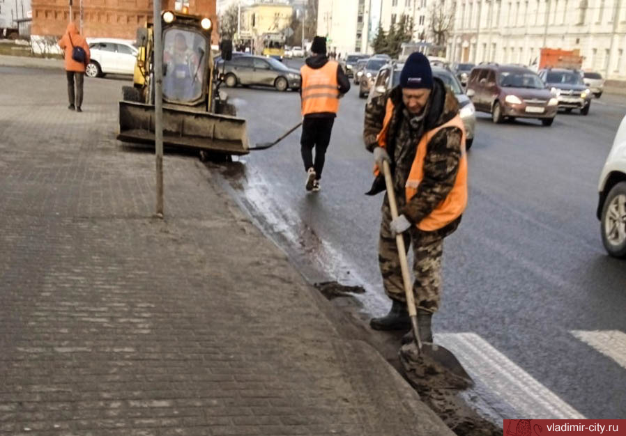 Владимирские коммунальщики продолжают весеннее благоустройство улиц города