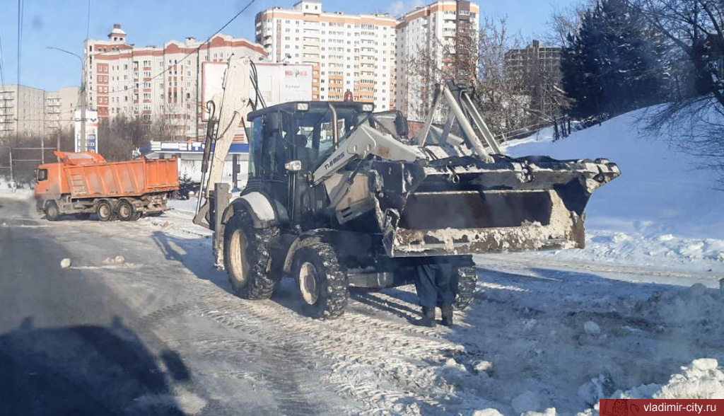 Коммунальщики Владимира убирают снег ежедневно и без выходных