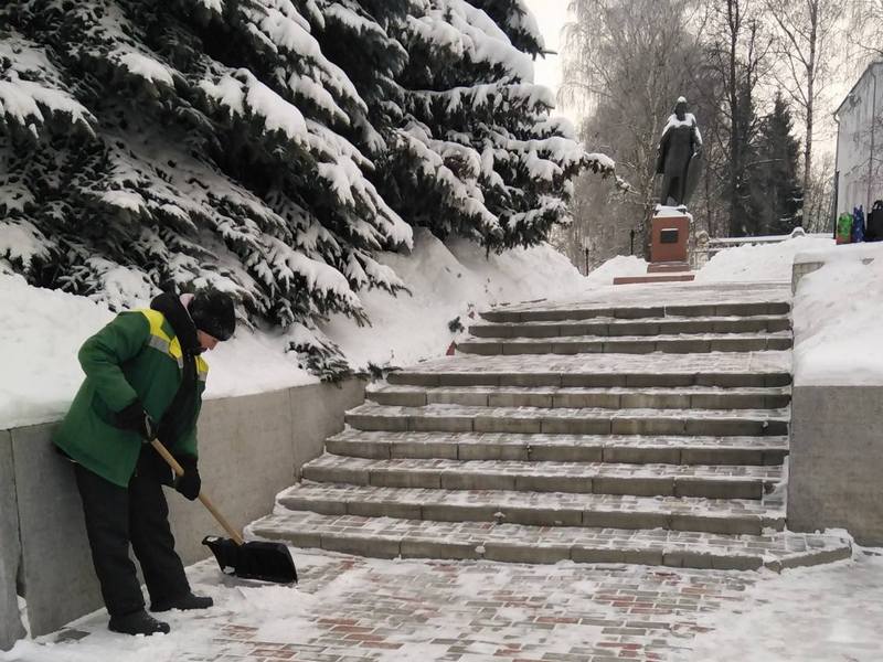 МКУ «Благоустройство» продолжает уборку снега в парках и скверах Владимира
