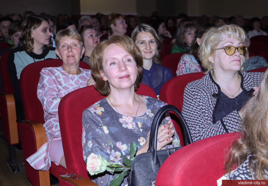 Владимирских педагогов поздравили с профессиональными праздниками