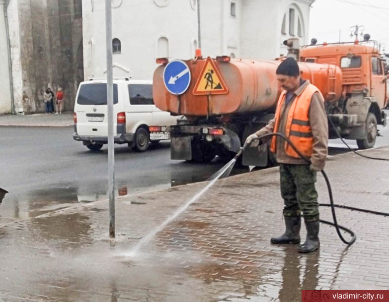 Владимирские коммунальщики продолжают весеннее благоустройство улиц города
