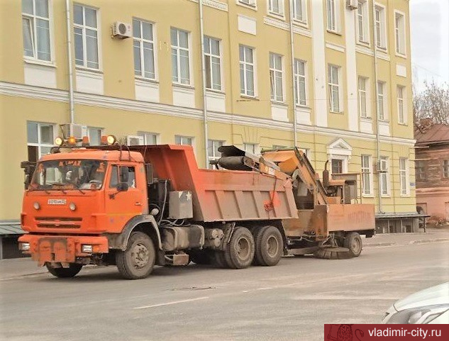 Коммунальные службы Владимира убирают с улиц песок и смет после зимнего сезона