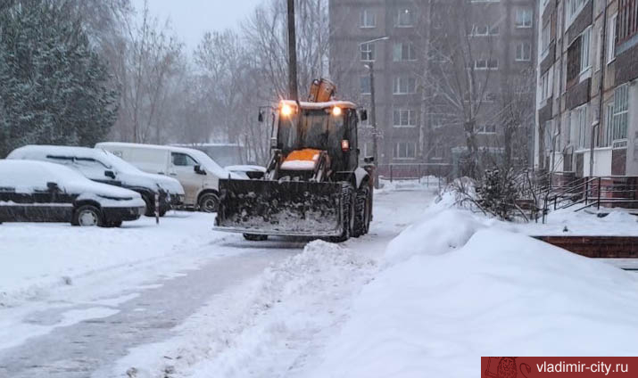 Коммунальные службы города убирают снег в усиленном режиме