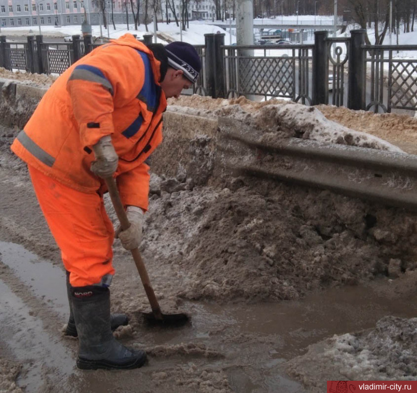 Специалисты МУП «Владимирводоканал» ведут расчистку ливневой канализации