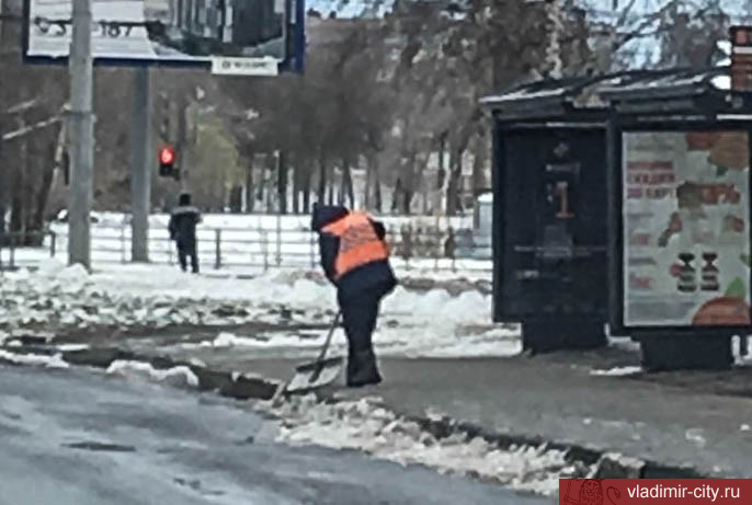 Выпавший в субботу снег с улиц Владимира убирали 35 единиц техники и 43 рабочих