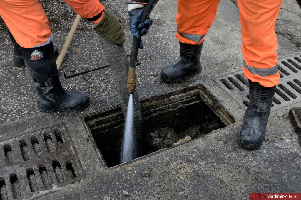 Во Владимире продолжается сезонная очистка городской ливневой канализации
