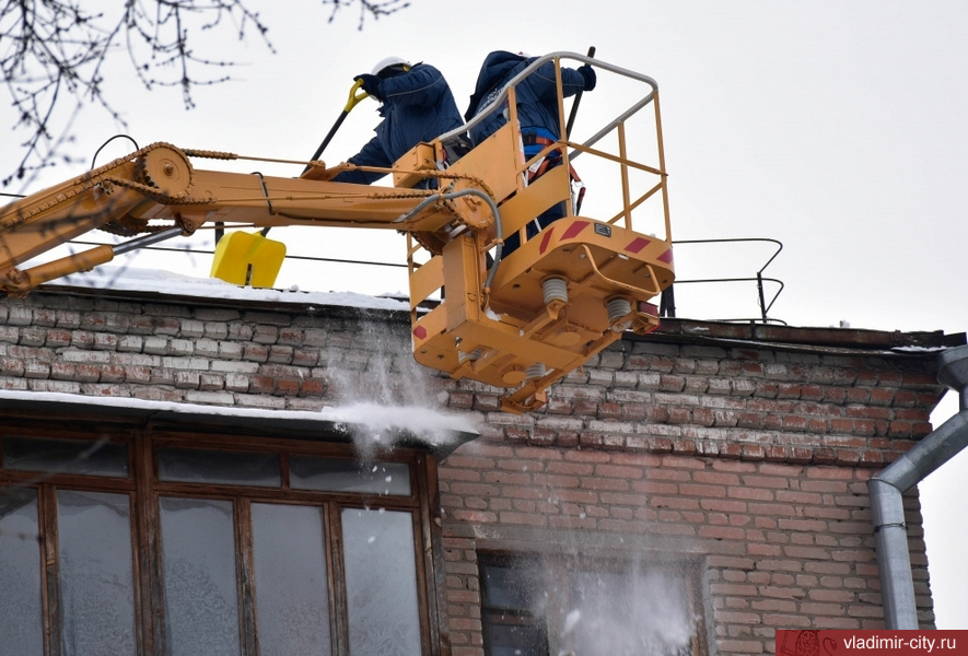 Во Владимире проверили уборку кровель зданий от снега и наледи