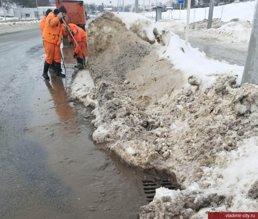Специалисты МУП «Владимирводоканал» ведут расчистку ливневой канализации
