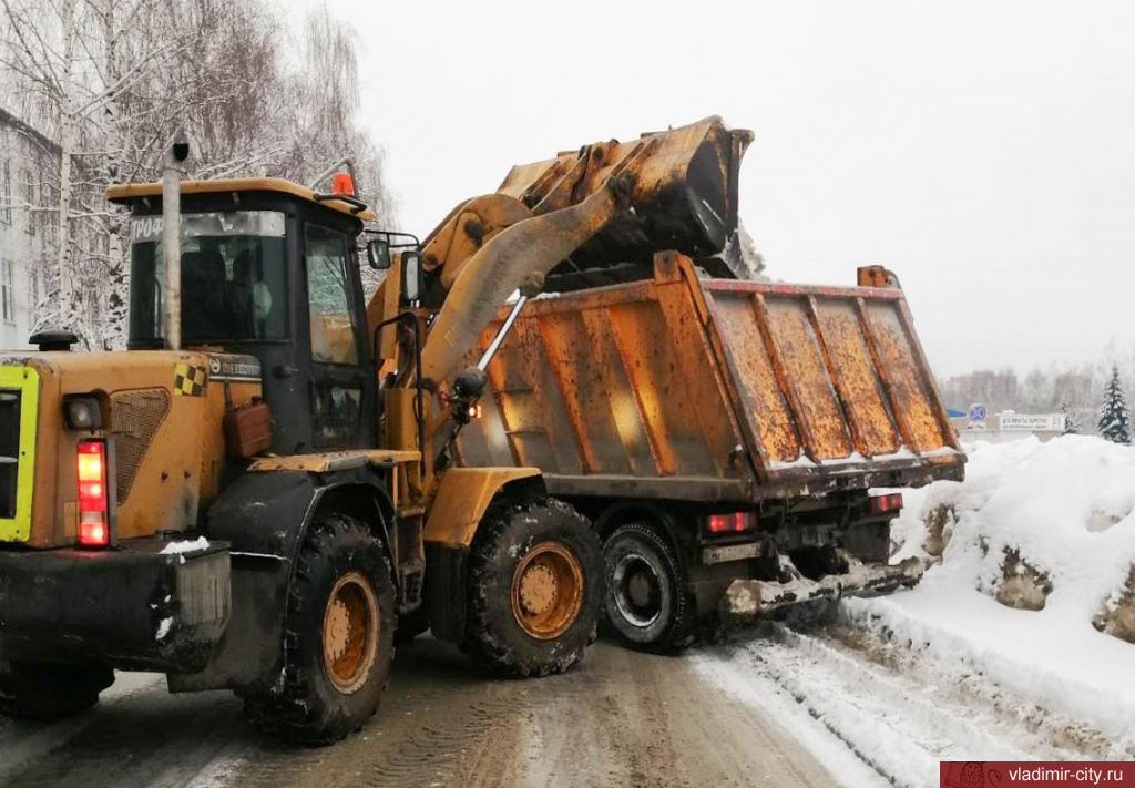 Коммунальные службы Владимира за сутки вывезли из города более 3500 кубометров снега
