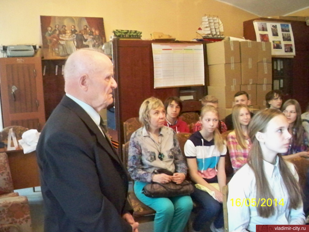 Ответственный секретарь Совета ветеранов, участник ВОв Щелконогов Николай Матвеевич проводит экскурсию для школьников